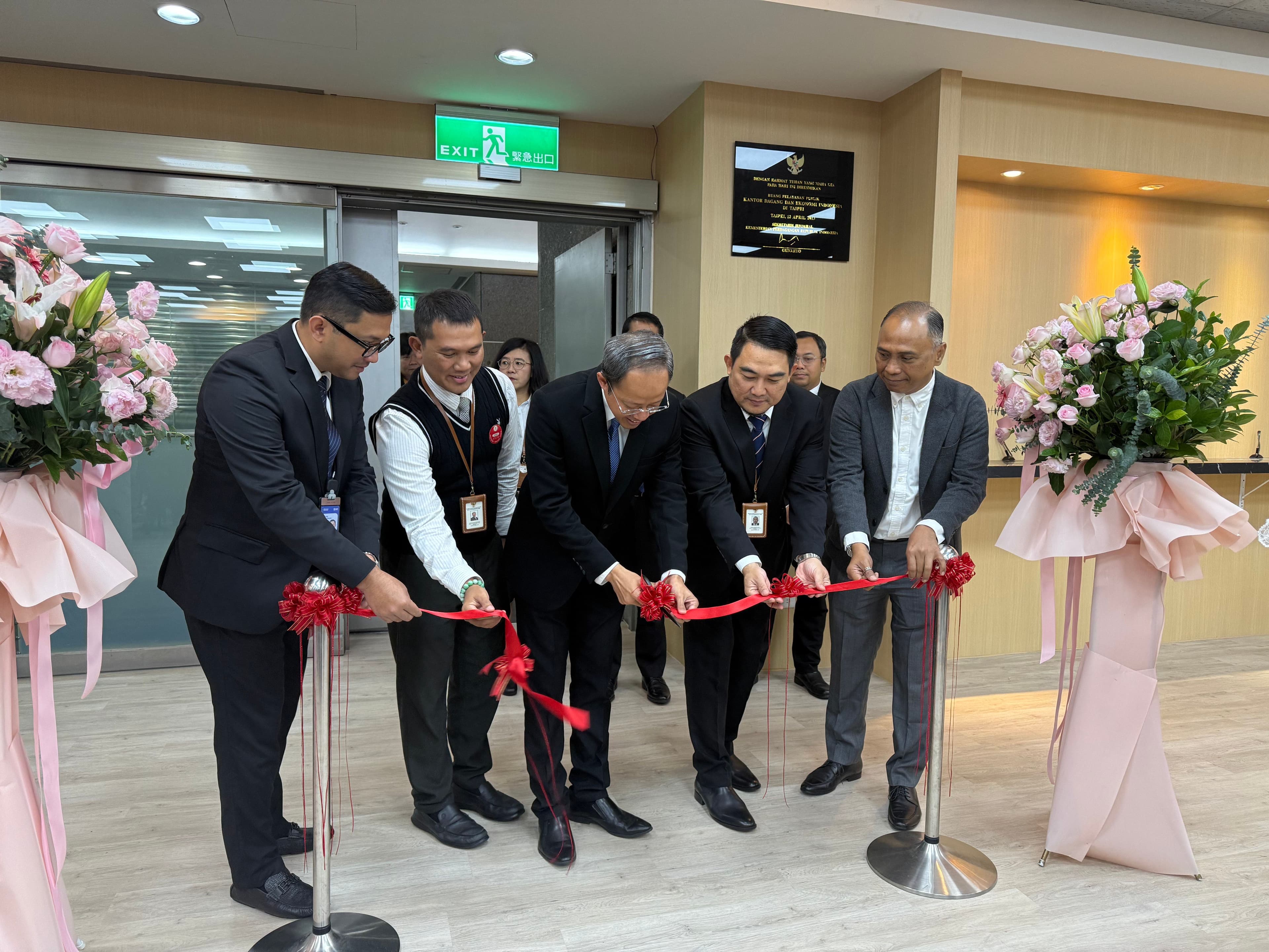 KDEI Resmikan Pembayaran Paspor Lewat Seluruh Mini Market di Taiwan